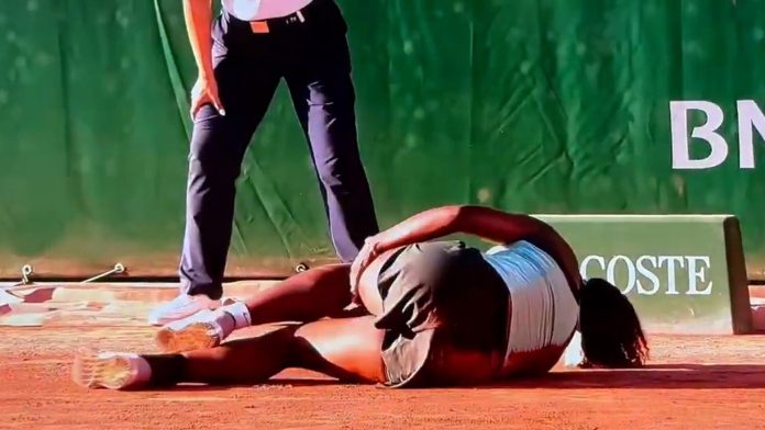 Video: una tenista sufrió una grave lesión en Roland Garros y tuvo que ser retirada en silla de ruedas