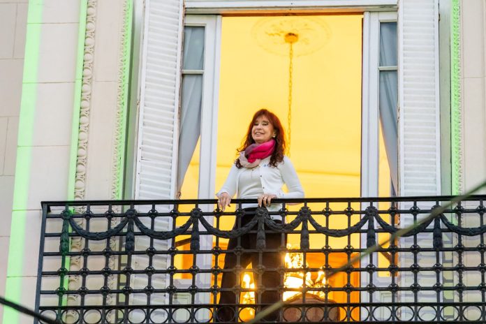 A un año de su detención, Cristina Kirchner salió al balcón de su casa y saludó a la militancia