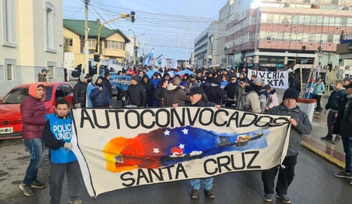Conflicto salarial con la Policía en Santa Cruz: protestas, acampe y refuerzo de fuerzas federales de Nación