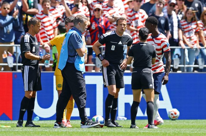 El misterioso “jugo de pepinillos” que tomó un árbitro tras sufrir una lesión en pleno partido del Mundial