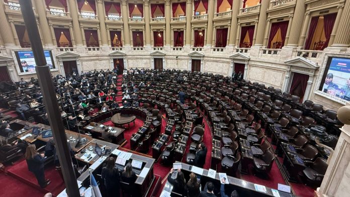 El oficialismo logró frenar la sesión para interpelar a Adorni en Diputados, con ayuda del PRO y la UCR