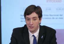 Es abogado, tiene 23 años y su parecido con Néstor Kirchner lo volvió viral