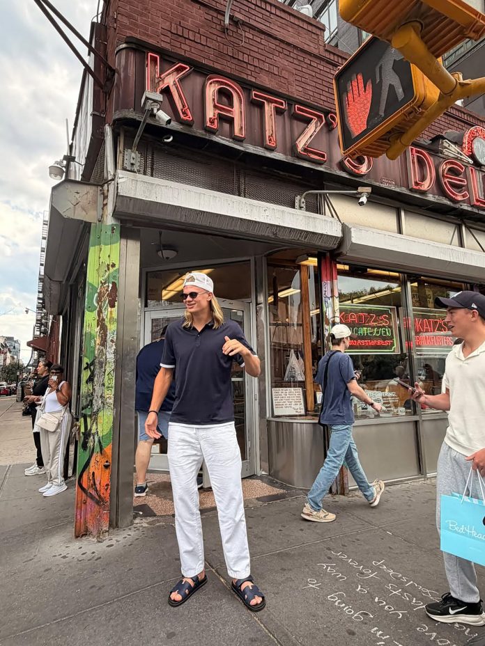 Es una de las máximas figuras del Mundial y sorprendió con su paseo como un turista más por las calles de New York