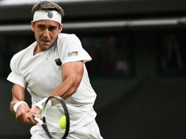 Francisco Cerúndolo arrancó con un triunfo en Queen’s y Tomás Etcheverry se despidió en Halle ante Daniil Medvedev