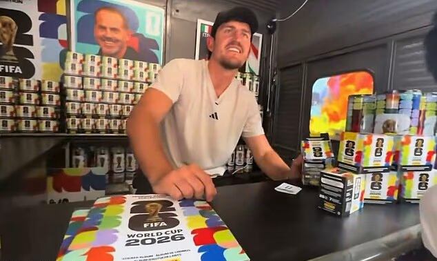 Harry Maguire sorprendió vendiendo figuritas en Nueva York tras quedar afuera de la lista de Inglaterra para el Mundial
