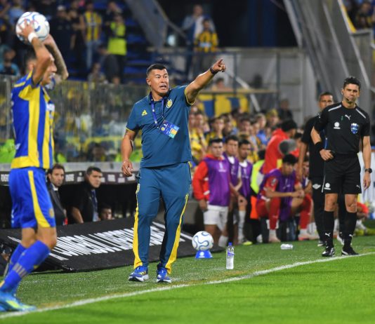 “¡Hasta mi mamá me pide que lo eche!”: el presidente de Rosario Central respaldó la continuidad de Almirón con un curioso discurso