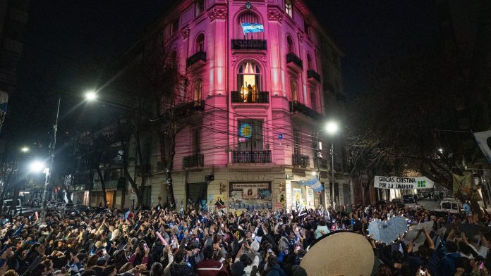 Imagen inédita de Cristina Kirchner: su casa se transformó en la Casa Rosada y salió a saludar a la militancia