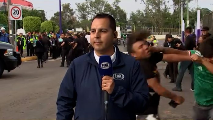Insólito: un periodista daba un informe sobre el Mundial en la puerta del Azteca y dos fanáticos se pelearon a sus espaldas