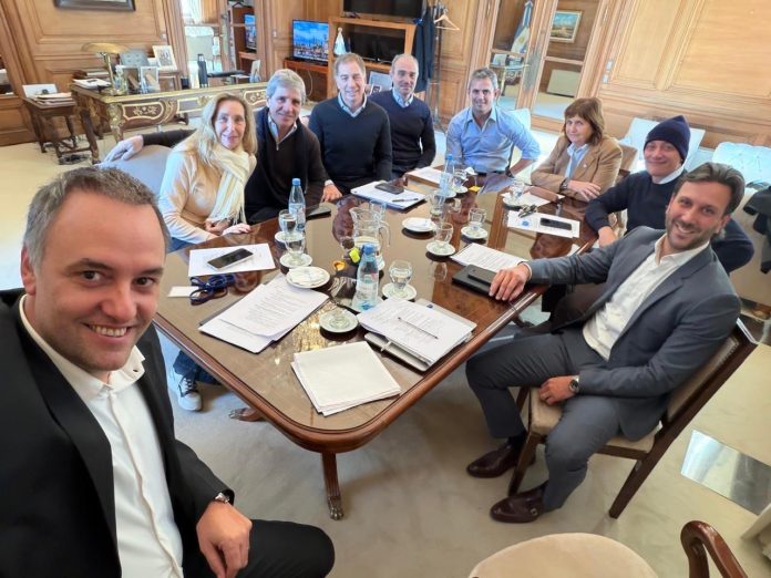 La incomodidad en el Gabinete por Adorni y la tensión por las definiciones electorales