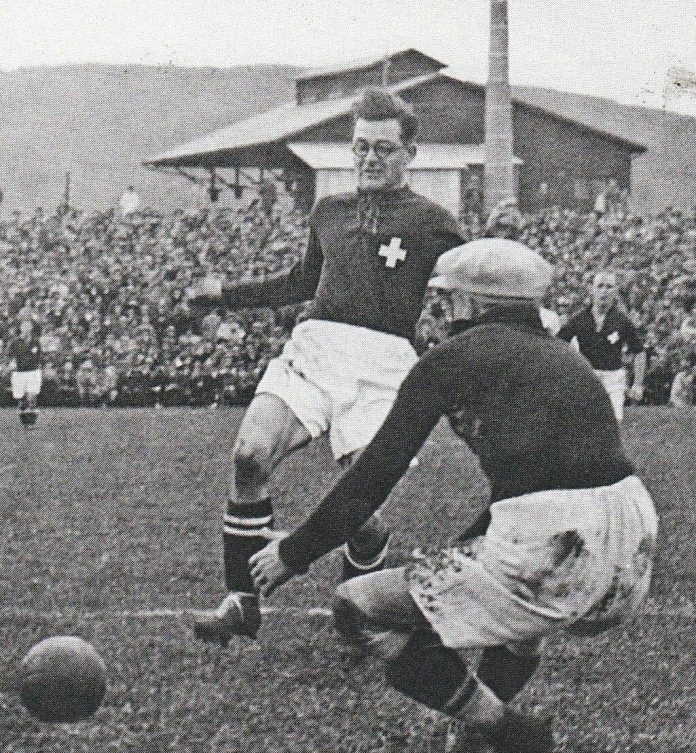 La increíble historia del único futbolista con anteojos que hizo goles en un Mundial: “Tenía una vista muy pobre”