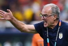 La llegada de Bielsa a Uruguay tras la eliminación en el Mundial: la solitaria caminata y el jugador que lo respaldó