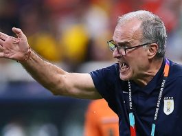 La llegada de Bielsa a Uruguay tras la eliminación en el Mundial: la solitaria caminata y el jugador que lo respaldó
