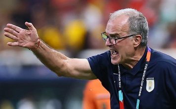 La llegada de Bielsa a Uruguay tras la eliminación en el Mundial: la solitaria caminata y el jugador que lo respaldó