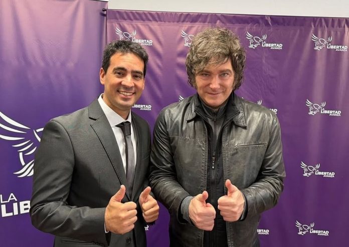 Milei y el daño infinito de Adorni: vocero nuevo, foto gastada