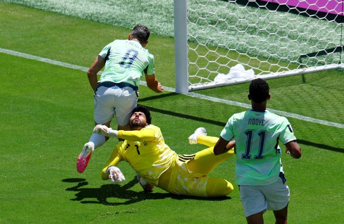 Recibió un brutal golpe en la cabeza, pero le cobraron falta en contra: por qué acertó el árbitro en sancionar el penal en Qatar-Suiza en el Mundial