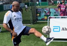 Roberto Carlos mostró la lesión que sufrió en un dedo por intentar agarrar a Messi durante un Real Madrid-Barcelona