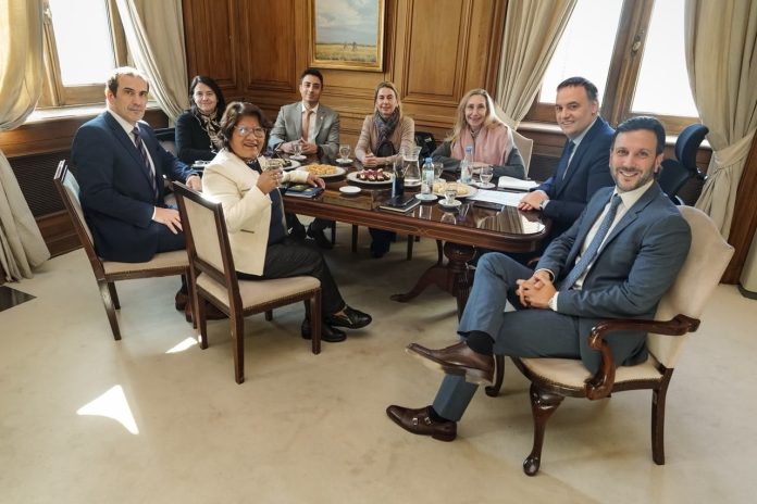 Un senador libertario reveló que Adorni les explicó cuál es su situación judicial durante las reuniones en la Rosada