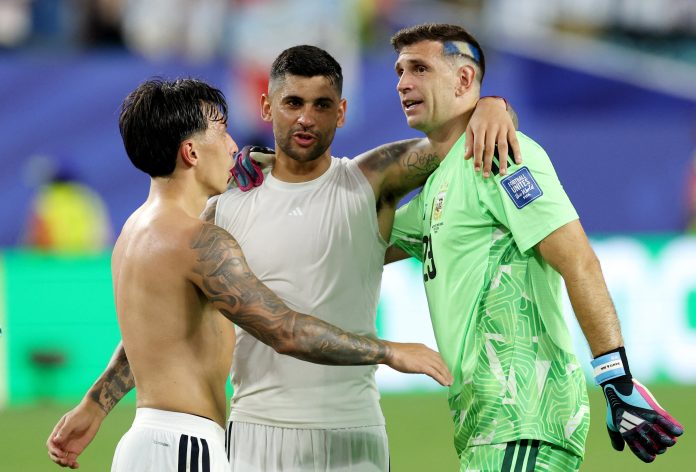 El boletín de Argentina en la sufrida victoria ante Cabo Verde: Messi como bandera y el triángulo de hierro con Dibu, Cuti y Licha Martínez