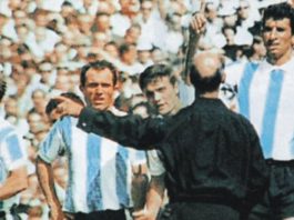 El día que Rattín fue expulsado contra Inglaterra en el Mundial 66, estrujó un banderín británico y obligó a la FIFA a cambiar el reglamento
