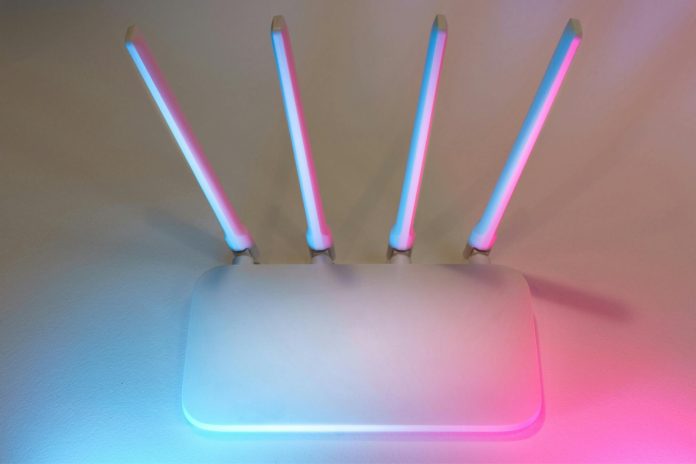 El misterioso método de la moneda en el modem del Wi-Fi: ¿funciona realmente o es un mito peligroso?