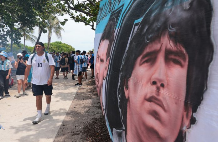 El tenso momento que vivió Ciro Martínez con la policía durante el banderazo de los hinchas argentinos en Miami