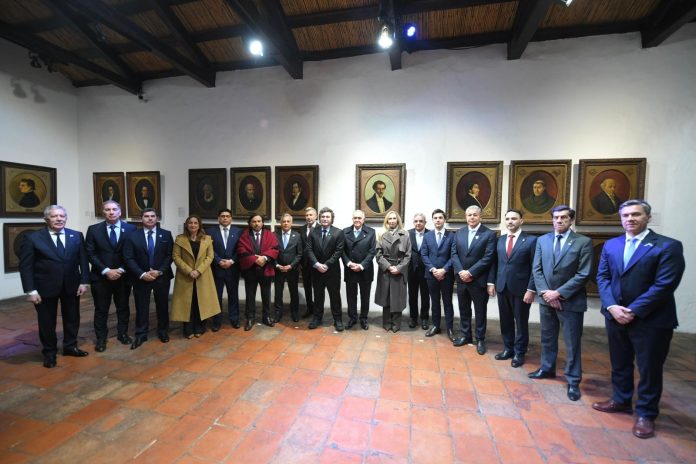 Javier Milei consiguió una foto con gobernadores y reeditó el Pacto de Mayo en la previa de duras votaciones en el Congreso