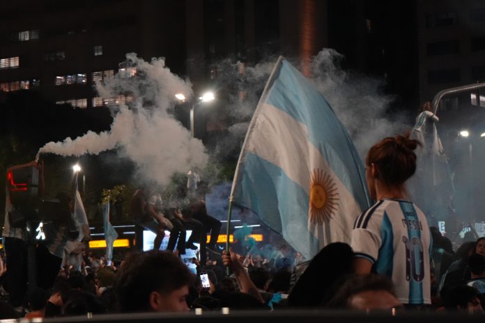 La crónica de un periodista inglés que vio el partido entre 150 mil argentinos: “Si crees que nos apasiona el fútbol, deberías visitar este inmenso país”