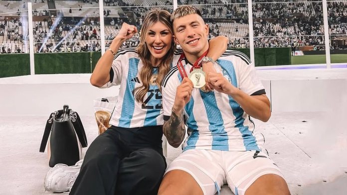 La historia de amor de Lisandro Martinez y Muri López: del flechazo a cómo ella lo sacó del pozo y lo ayudó a ser “un mejor hombre”