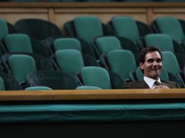 La solitaria imagen de Roger Federer en las tribunas de Wimbledon durante un partido que recorre el mundo