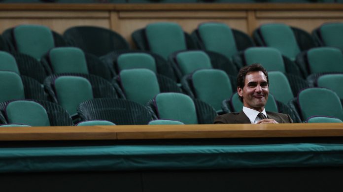 La solitaria imagen de Roger Federer en las tribunas de Wimbledon durante un partido que recorre el mundo