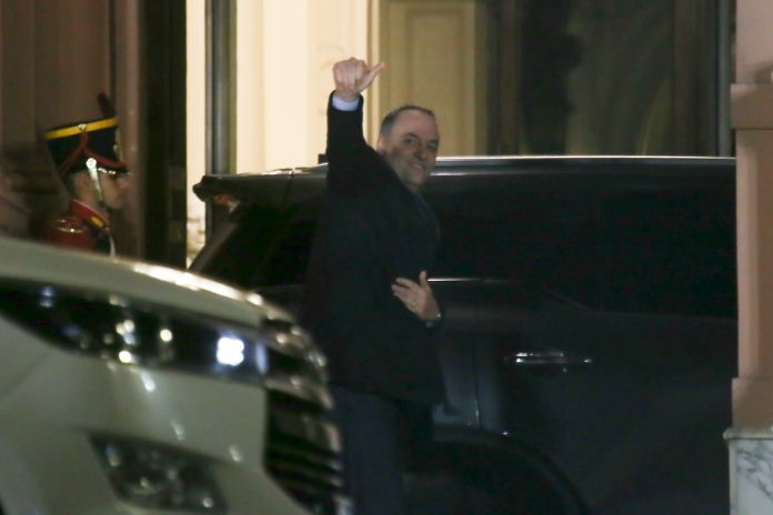 La última reunión de Milei con Adorni, desconcierto interno por el triple abrazo y los primeros pasos de Santilli