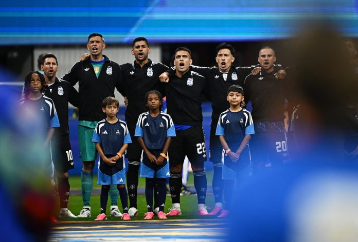 La versión especial del Himno Nacional con el que arrancó el día de la final del Mundial entre Argentina y España