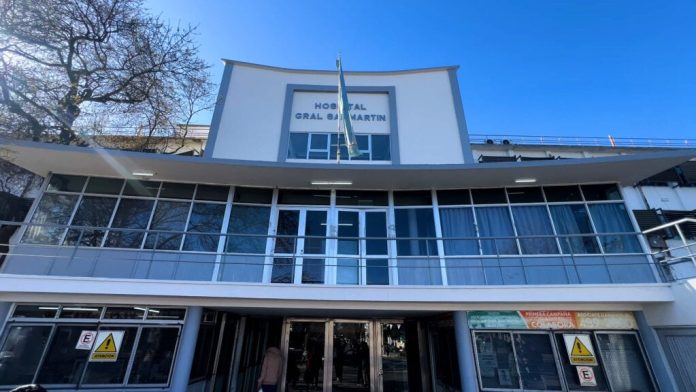 Legisladores libertarios presentaron un proyecto para arancelar salud y universidades a extranjeros en la provincia de Buenos Aires