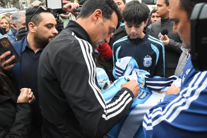 Lionel Scaloni volvió a la casa de sus padres en Pujato y fue recibido por una multitud: “Perdimos porque ellos fueron mejores”
