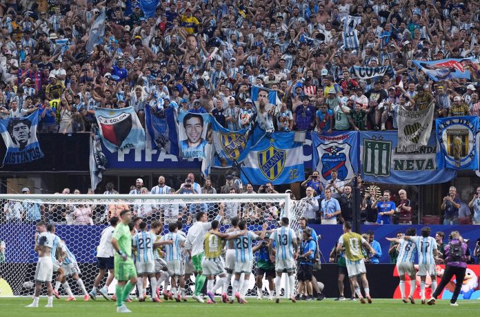 Lo que no se vio del histórico triunfo de Argentina ante Egipto: del cartel del Ratón Ayala a la indicación mágica de Messi