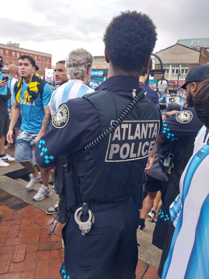 Los videos y fotos del banderazo argentino bajo la lluvia en Atlanta: de los hits de Maradona y Messi a los cantos contra Inglaterra