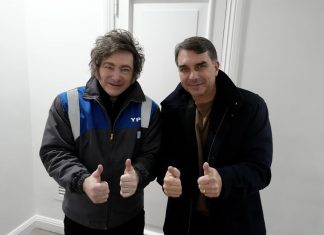 Milei viaja a Brasil para apoyar la candidatura de Flavio Bolsonaro: desde el Planalto lo trataron de “imbécil”