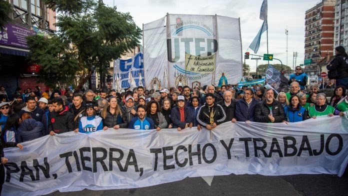 Movimientos sociales y sindicales preparan la “marcha más grande de la década” contra Javier Milei