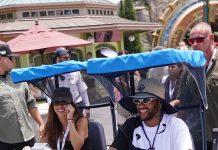Neymar reapareció en un parque temático manejando un scooter tras la eliminación de Brasil
