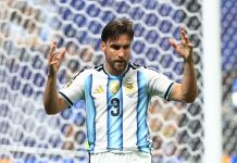 Pasticceria Tagliafico: buscando raíces, el jugador de la Selección se cruzó en Génova con un posible pariente de 84 años