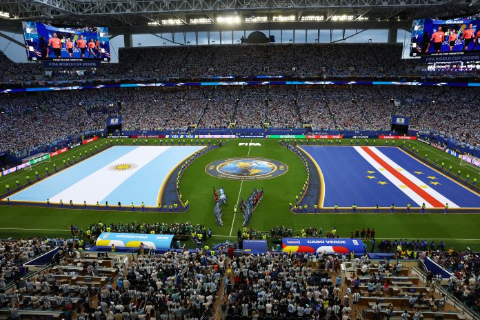 Qué hay detrás de las banderas gigantes y la nueva ceremonia de los himnos en el Mundial