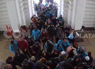 Se conoció el video de los incidentes con los cooperativistas que provocaron incendios en la Municipalidad de La Plata