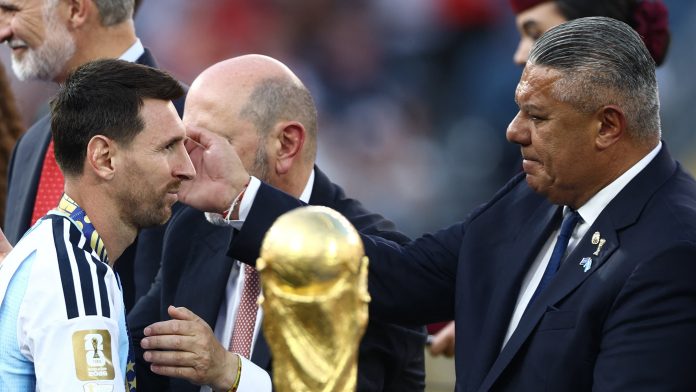 Sin la Copa y sin Messi en el avión, vuelve Tapia y deberá enfrentar tres frentes de tormenta tras la pausa del Mundial