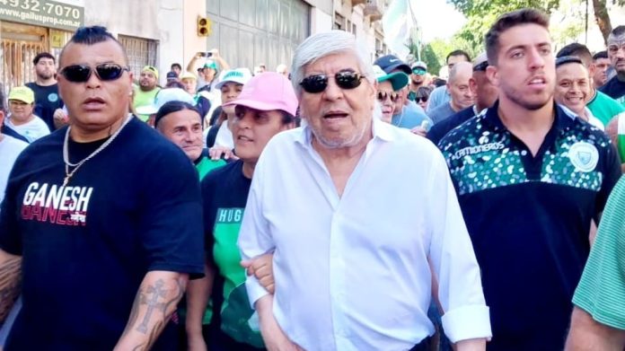 Un día antes de dejar su cargo, un juez suspendió la aplicación de artículos de la reforma laboral que afectan la caja del Sindicato de Camioneros