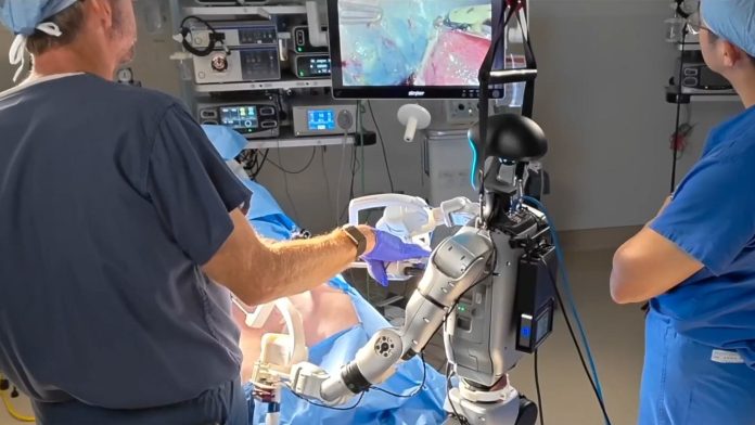 Una operación a distancia con robots humanoides revoluciona la telemedicina
