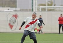 Asistencia de lujo y golazo de tiro libre: el show del Burrito Ortega a sus 52 años en el Senior de River Plate