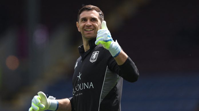 Dibu Martínez negocia su salida a otro club de la Premier League en medio de su incómoda situación en Aston Villa