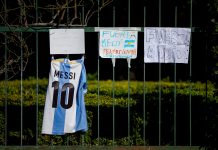 El emocionante testimonio de un joven que llevó un cartel para Lionel Messi a la despedida de su papá Jorge