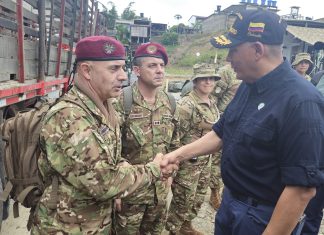 El presidente de Colombia visitó a las tropas argentinas que ayudan en las tareas humanitarias tras el terremoto