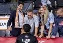La broma de Nico Keenan a su pareja Rob Jetten, primer ministro de Países Bajos, tras la goleada de Los Leones en el Mundial de hockey